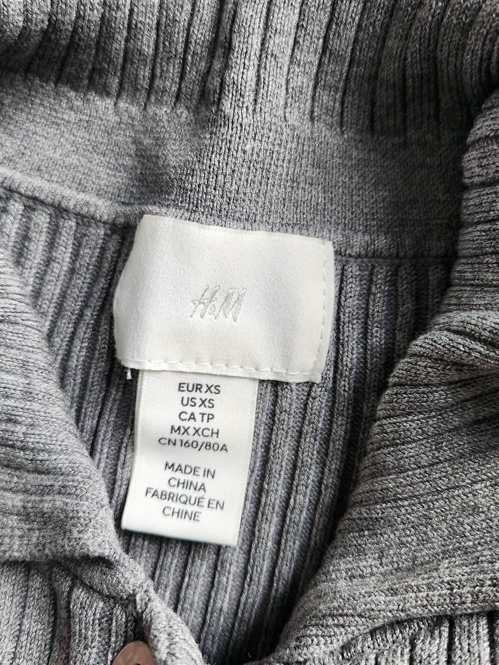 H&M Gray Ribbed Button-Front V-Neck Sweater - Picture 3 of 3